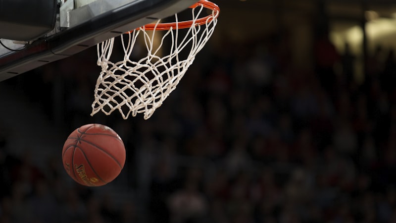 NBA总决赛赛后复盘配图 - 篮球运动员在场上激烈对抗的瞬间